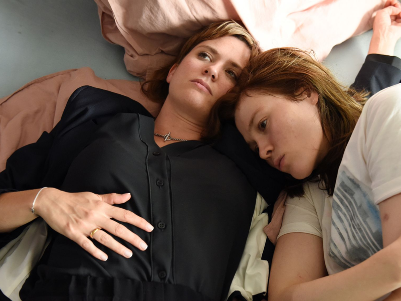 Clara (Emily Cox) und Leonie (Paula Kober) in einer Szene der ersten Folge der ARD-Dramaserie «37 Sekunden». - Foto: Barbara Bauriedl/ARD Degeto/Odeon Fiction GmbH/dpa