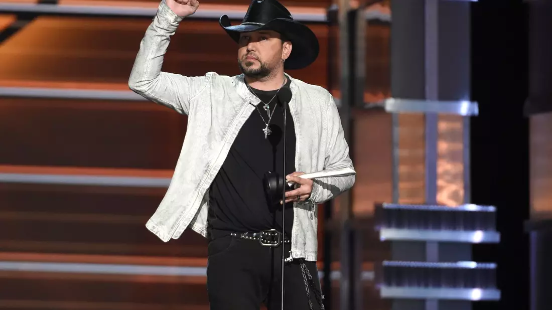 US-Countrysänger Jason Aldean bei der Verleihung der Country Music Awards 2018. - Bild: Chris Pizzello/Invision/AP/dpa