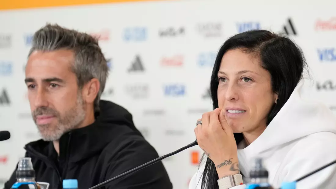 Jennifer Hermoso und Spaniens Cheftrainer Jorge Vilda bei der Pressekonferenz in Auckland. - Bild: Alessandra Tarantino/AP