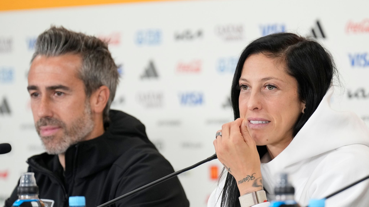 Jennifer Hermoso und Spaniens Cheftrainer Jorge Vilda bei der Pressekonferenz in Auckland. - Foto: Alessandra Tarantino/AP