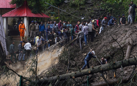 Rettungskräfte bei der Suche nach Menschen, die nach einem Erdrutsch in der Nähe eines hinduistischen Tempels verschüttet wurden. - Foto: Pradeep Kumar/AP/dpa
