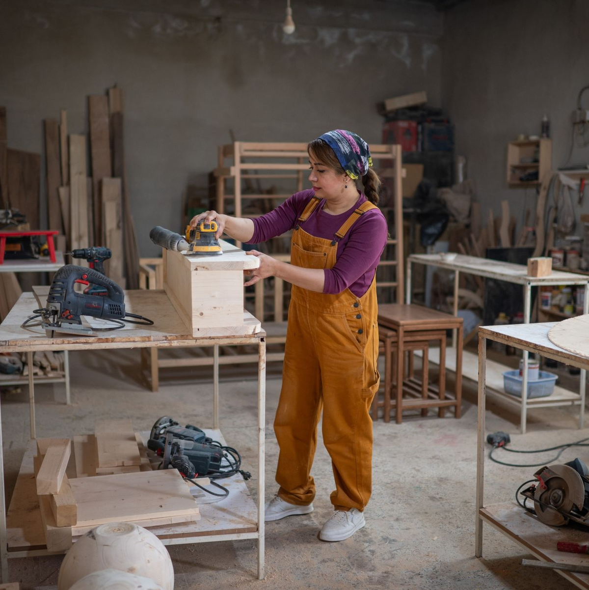Die Tischlerin Sahar Biglari wagte als Quersteigerin einen beruflichen Neubeginn. - Foto: Arne Bänsch/dpa