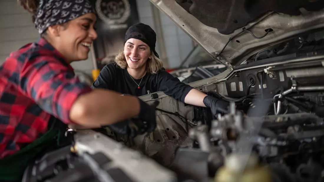 Die beiden Automechanikerinnen Nilufar Farahmand (l) und Kiana Yarahmadi (r) gelten als Pionierinnen, nachdem sie im Iran eine Karriere als Automechanikerin begonnen haben. - Bild: Arne Bänsch/dpa