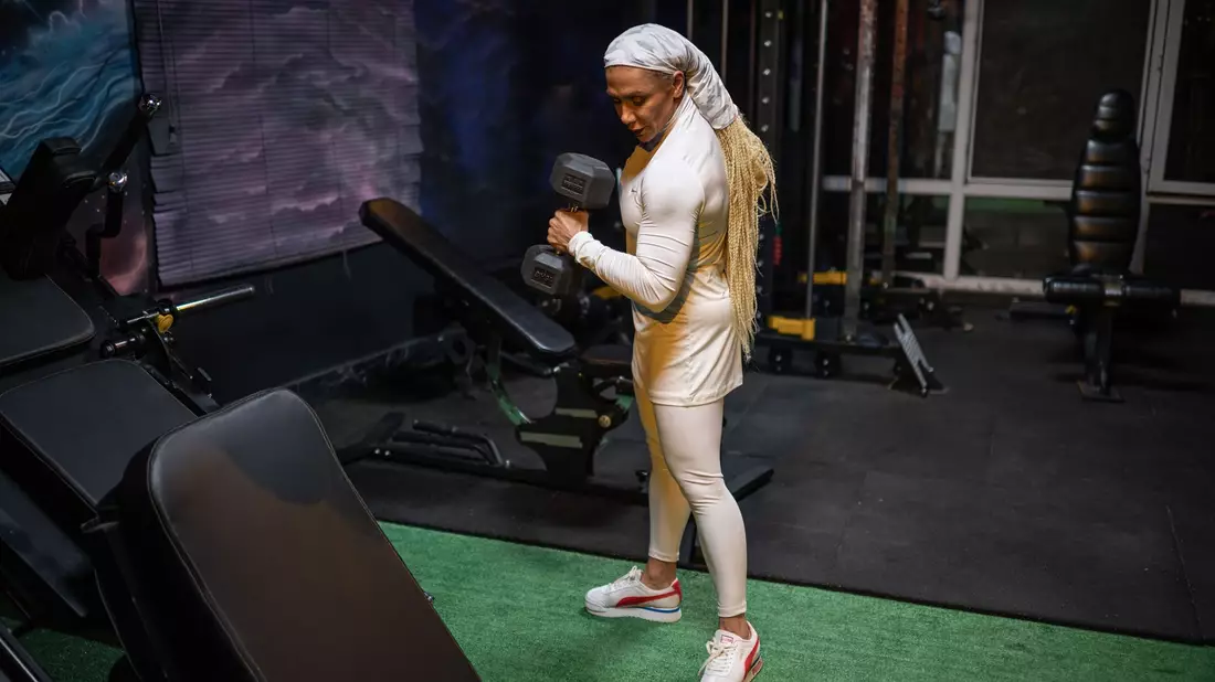 Gegen den Strom zu schwimmen, sei nicht immer ganz einfach, sagt die Bodybuilderin Sara Mustafanejad. - Bild: Arne Bänsch/dpa