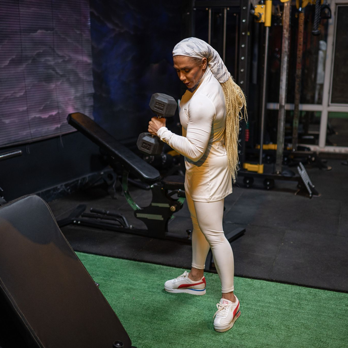 Gegen den Strom zu schwimmen, sei nicht immer ganz einfach, sagt die Bodybuilderin Sara Mustafanejad. - Foto: Arne Bänsch/dpa