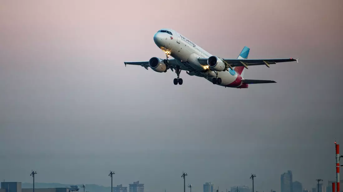 Eine Maschine der Fluggesellschaft Eurowings startet vom Flughafen Köln/Bonn. - Bild: Henning Kaiser/dpa