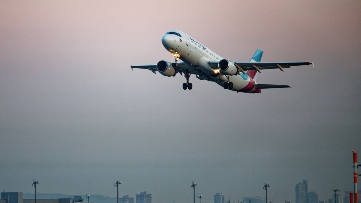 Eine Maschine der Fluggesellschaft Eurowings startet vom Flughafen Köln/Bonn. - Foto: Henning Kaiser/dpa