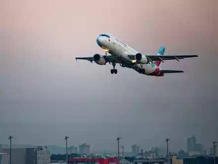 Eine Maschine der Fluggesellschaft Eurowings startet vom Flughafen Köln/Bonn. - Foto: Henning Kaiser/dpa