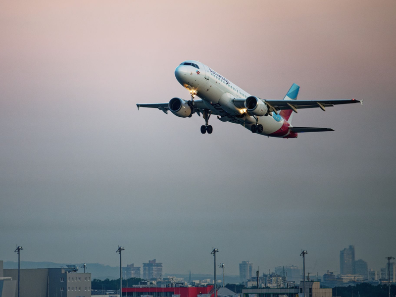 Eine Maschine der Fluggesellschaft Eurowings startet vom Flughafen Köln/Bonn. - Foto: Henning Kaiser/dpa
