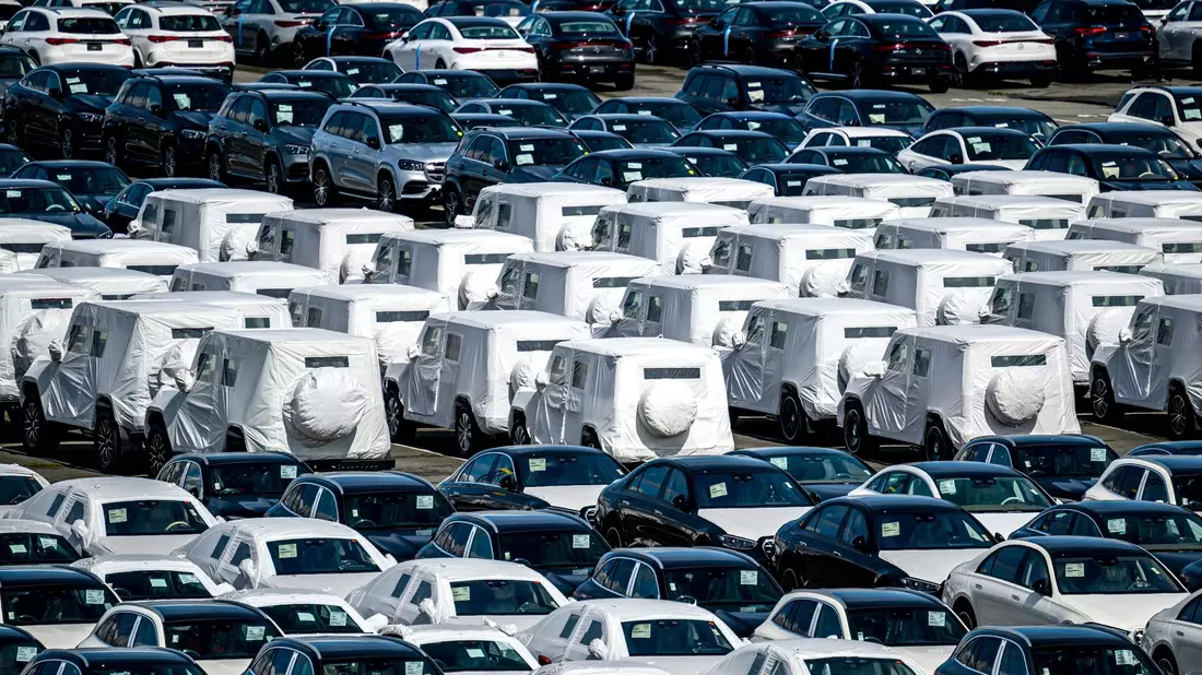 Neu produzierte Autos stehen am Hafen in Bremerhaven. - Bild: Sina Schuldt/dpa