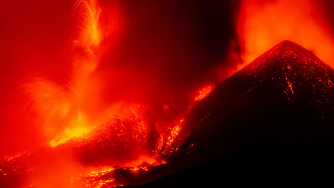 Lavaströme fließen aus dem Ätna vom Südostkrater in Nicolosi. - Bild: Salvatore Allegra/AP/dpa
