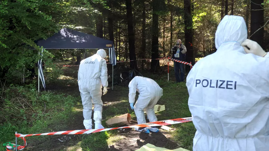 Kriminalbeamte untersuchen im Juni 2010 bei Heidenheim-Nietheim den Waldboden. - Bild: Stefan Puchner/dpa