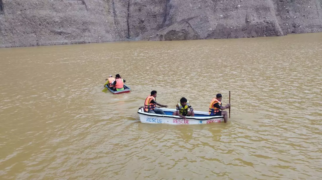 Rettungskräfte an der Stelle des Erdrutsches in einer Jademine in Myanmar. - Bild: Str/Xinhua/dpa