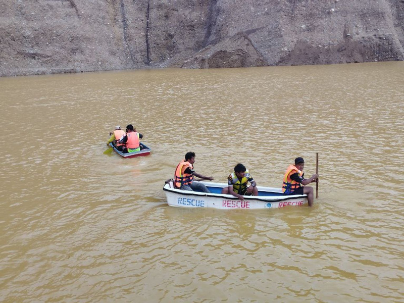 Rettungskräfte an der Stelle des Erdrutsches in einer Jademine in Myanmar. - Foto: Str/Xinhua/dpa