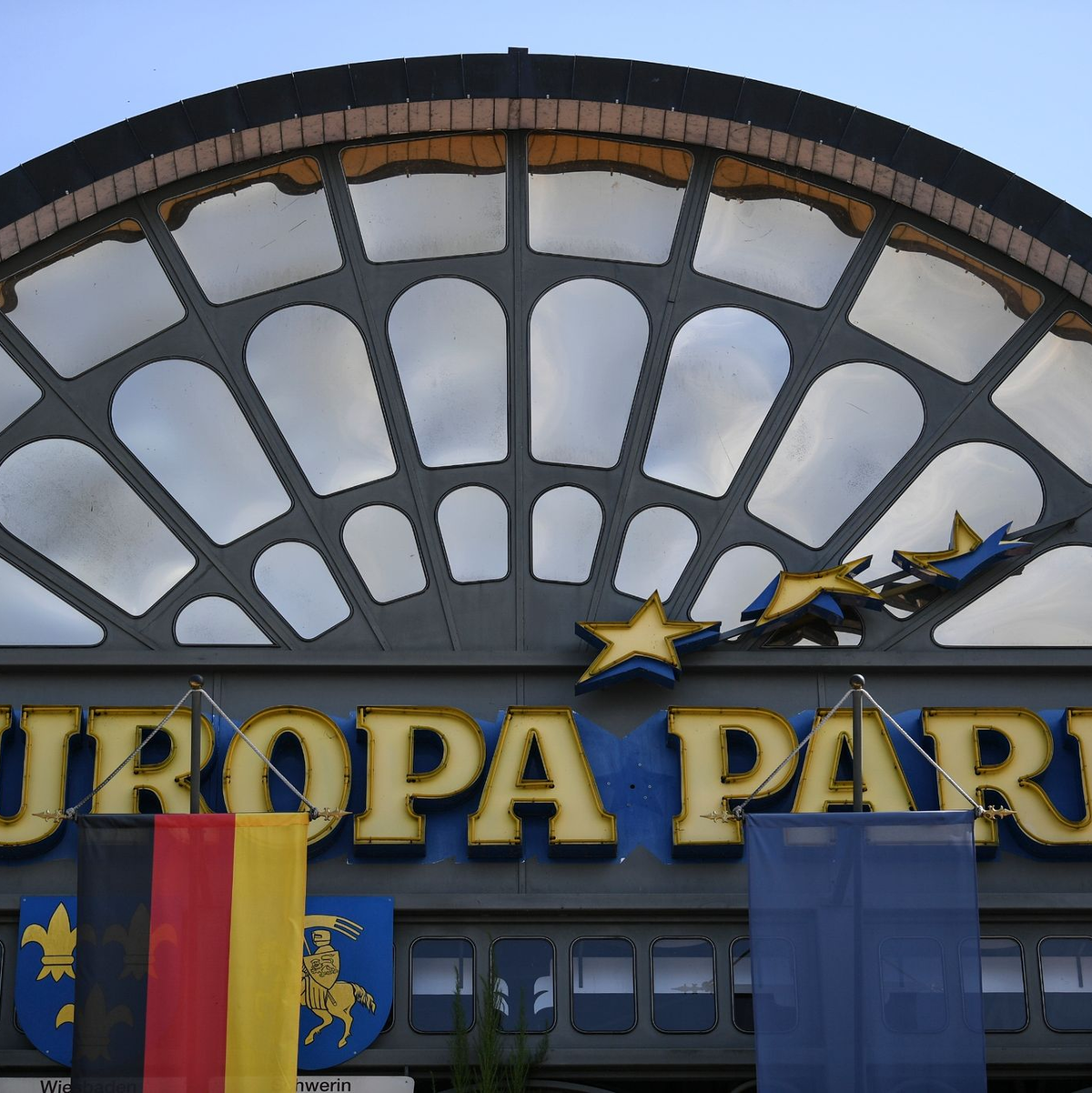 Eingangsbereichs des Europa-Parks in Rust. - Foto: Patrick Seeger/dpa
