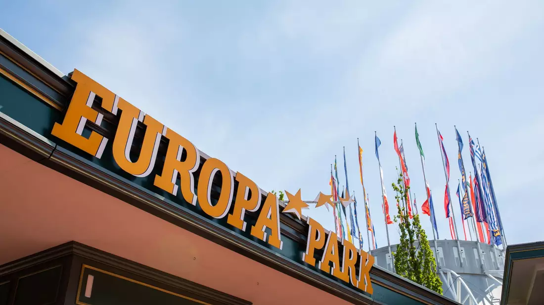 Das Logo des Europa-Parks hängt über dem Haupteingang. - Bild: Philipp von Ditfurth/dpa