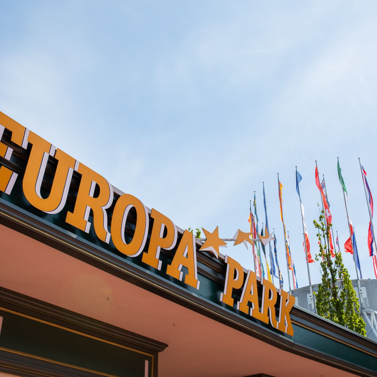 Das Logo des Europa-Parks hängt über dem Haupteingang. - Foto: Philipp von Ditfurth/dpa