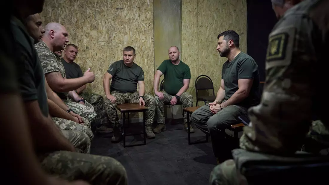 Selenskyj zeichnet einen Soldaten an der Frontlinie aus. Man müsse für jeden Kilometer, den die eigenen Truppen vorwärts kämen dankbar sein, sagte er. - Bild: Uncredited/Ukrainian Presidential Press Office/AP/dpa