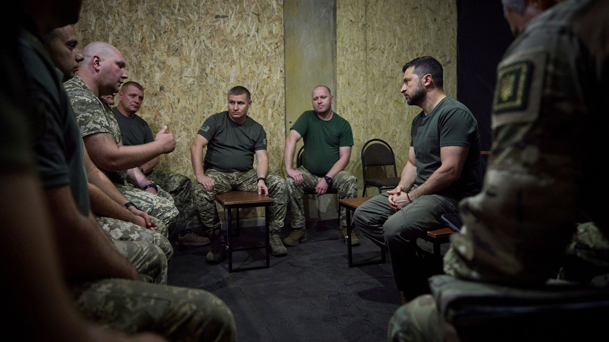 Selenskyj zeichnet einen Soldaten an der Frontlinie aus. Man müsse für jeden Kilometer, den die eigenen Truppen vorwärts kämen dankbar sein, sagte er. - Foto: Uncredited/Ukrainian Presidential Press Office/AP/dpa