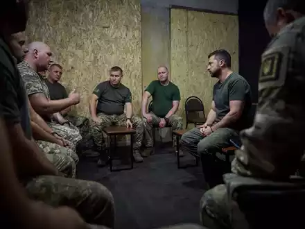 Selenskyj zeichnet einen Soldaten an der Frontlinie aus. Man müsse für jeden Kilometer, den die eigenen Truppen vorwärts kämen dankbar sein, sagte er. - Foto: Uncredited/Ukrainian Presidential Press Office/AP/dpa