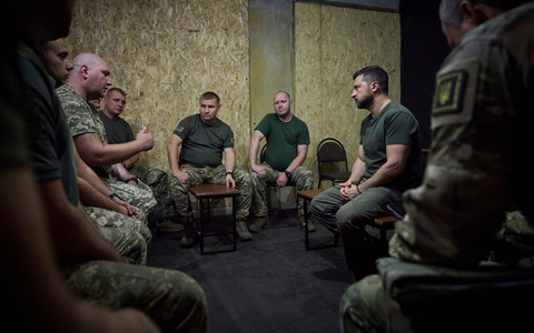 Selenskyj zeichnet einen Soldaten an der Frontlinie aus. Man müsse für jeden Kilometer, den die eigenen Truppen vorwärts kämen dankbar sein, sagte er. - Foto: Uncredited/Ukrainian Presidential Press Office/AP/dpa