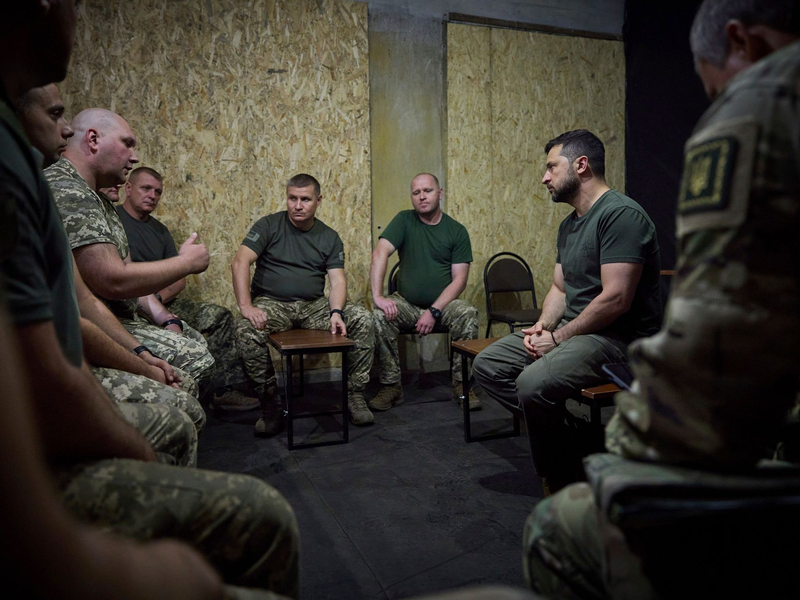 Selenskyj zeichnet einen Soldaten an der Frontlinie aus. Man müsse für jeden Kilometer, den die eigenen Truppen vorwärts kämen dankbar sein, sagte er. - Foto: Uncredited/Ukrainian Presidential Press Office/AP/dpa