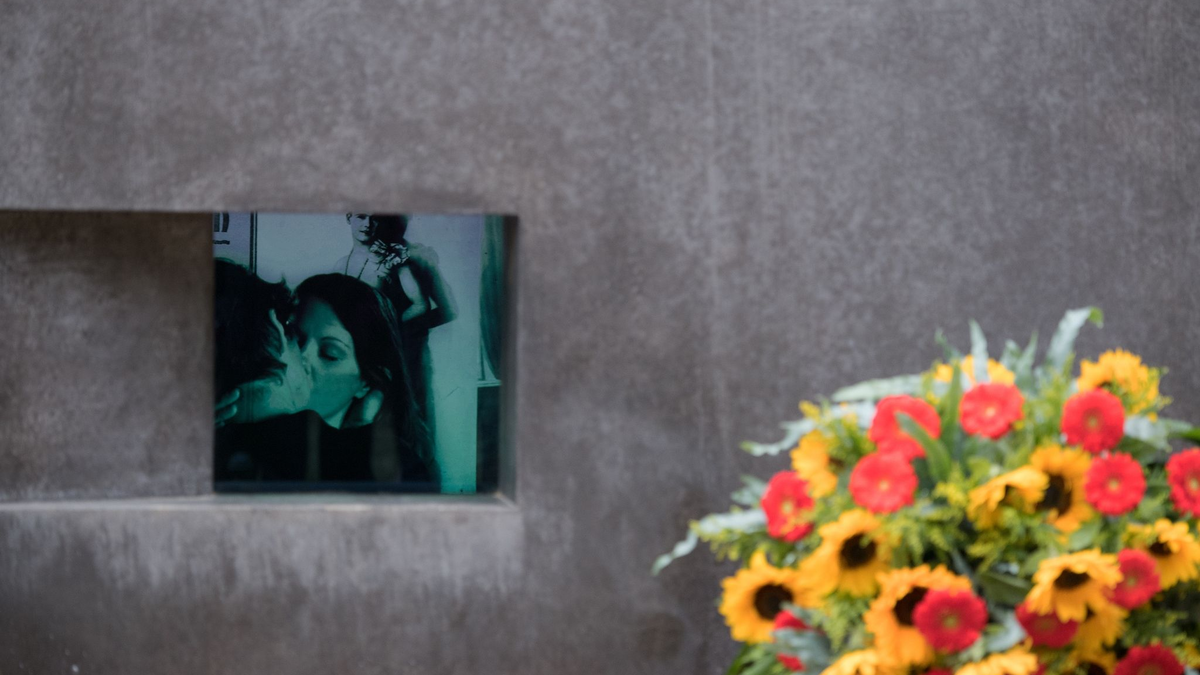 Ein Kranz steht vor dem Denkmal für die im Nationalsozialismus verfolgten Homosexuellen im Berliner Tiergarten. (Archivbild) - Foto: Ralf Hirschberger/dpa