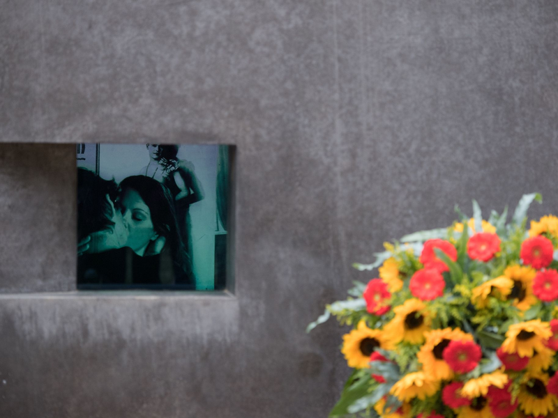 Ein Kranz steht vor dem Denkmal für die im Nationalsozialismus verfolgten Homosexuellen im Berliner Tiergarten. (Archivbild) - Foto: Ralf Hirschberger/dpa