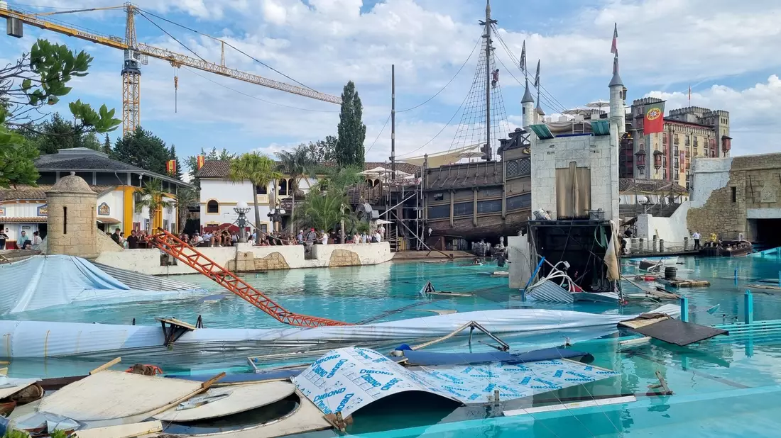 Ein Blick auf das Areal der «High-Diving-Show «Retorno dos Piratas»» und das Becken der Attraktion «Atlantica SuperSplash» nach dem Unfall. - Bild: Pascal Czech/dpa