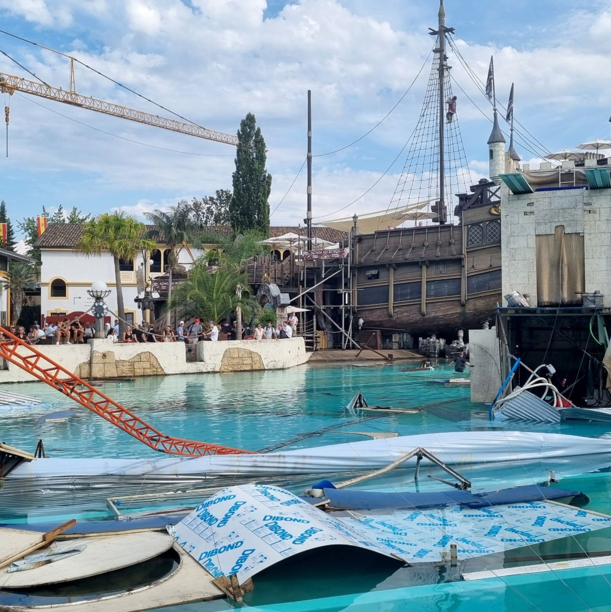 Ein Blick auf das Areal der «High-Diving-Show «Retorno dos Piratas»» und das Becken der Attraktion «Atlantica SuperSplash» nach dem Unfall. - Foto: Pascal Czech/dpa