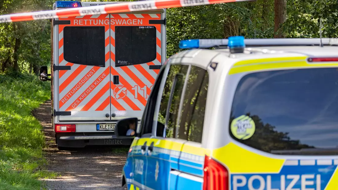 Ein Bauer hat die Vermisste an einem Feldweg in der Nähe der Autobahn 3 in Emmerich tot gefunden. - Bild: Christoph Reichwein/dpa