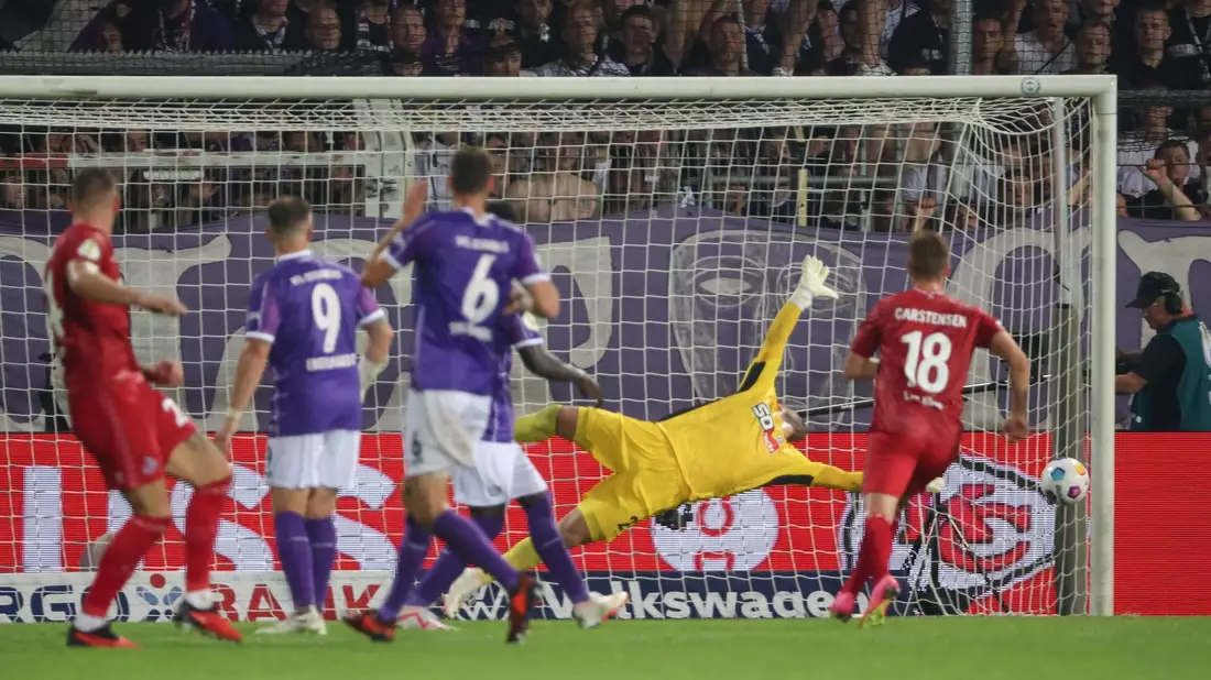 Da war der Deckel drauf: der Ball von Torschütze Julian Chabot landet im Netz. - Bild: Friso Gentsch/dpa
