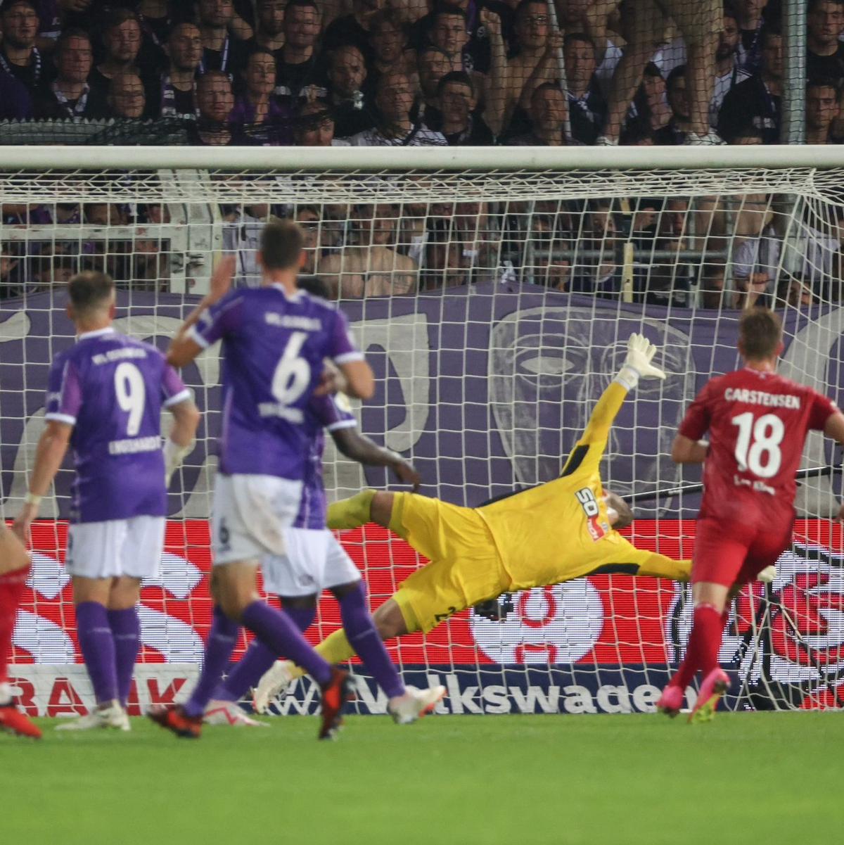 Da war der Deckel drauf: der Ball von Torschütze Julian Chabot landet im Netz. - Foto: Friso Gentsch/dpa