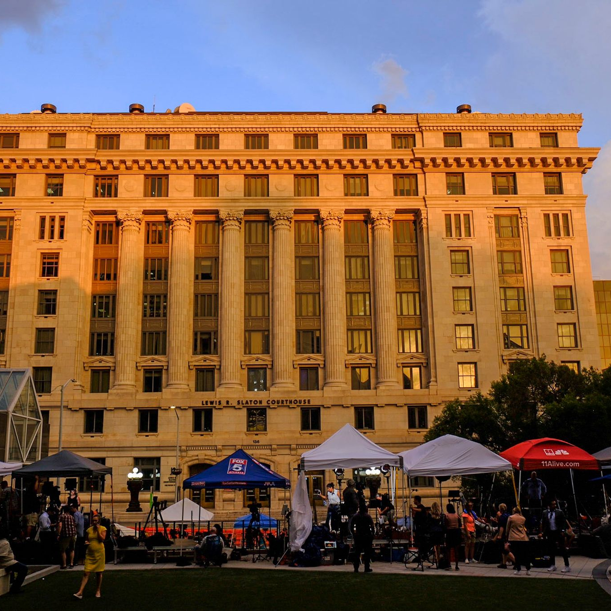 Medienfahrzeuge stehen vor dem Fulton County Courthous in Atlanta. - Foto: Ben Gray/AP