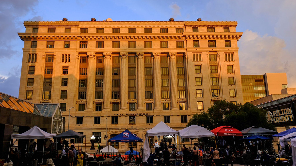 Medienfahrzeuge stehen vor dem Fulton County Courthous in Atlanta. - Foto: Ben Gray/AP