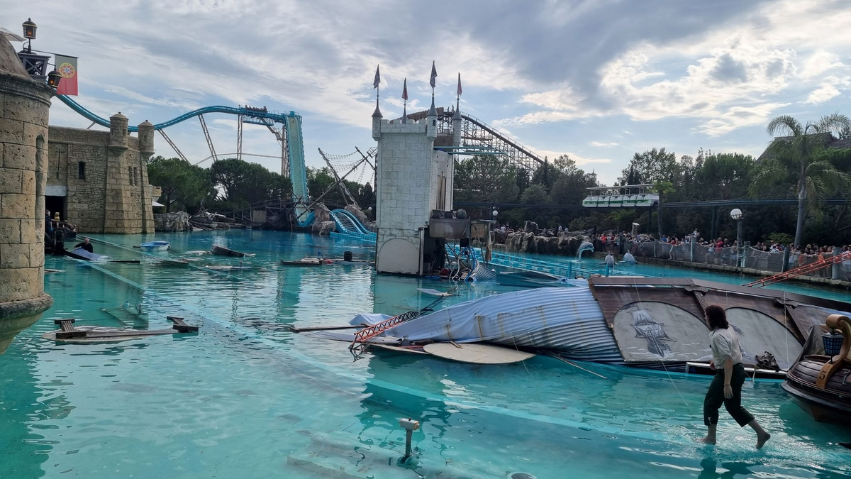 Blick auf das Areal der Show «Retorno dos Piratas»» und der Attraktion «Atlantica SuperSplash» im Europa-Park. - Foto: Pascal Czech/dpa