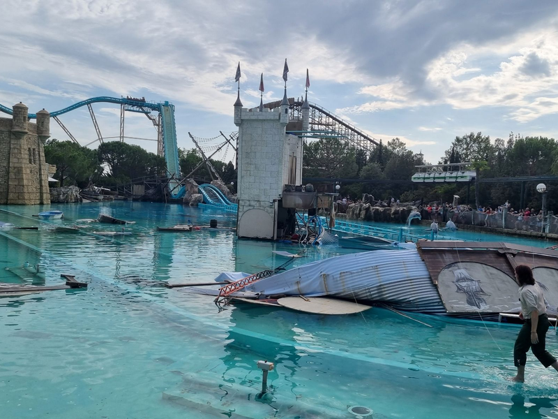 Blick auf das Areal der Show «Retorno dos Piratas»» und der Attraktion «Atlantica SuperSplash» im Europa-Park. - Foto: Pascal Czech/dpa