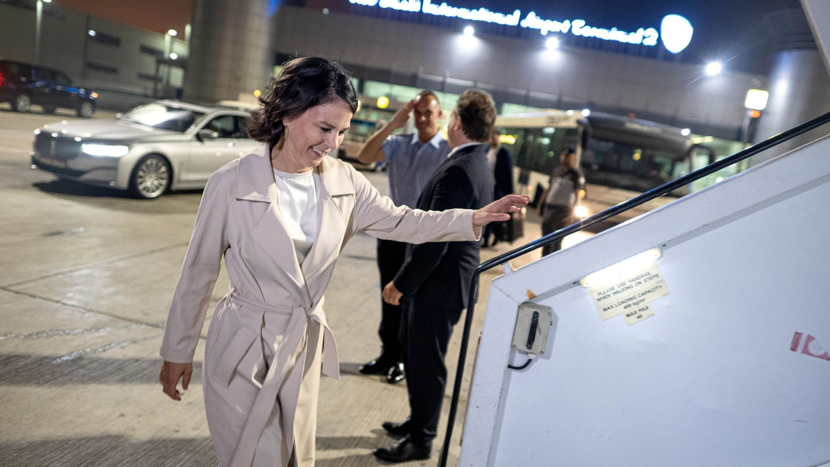 Bundesaußenministerin Annalena Baerbock steigt am Flughafen von Abu Dhabi in die Regierungsmaschine. - Foto: Sina Schuldt/dpa