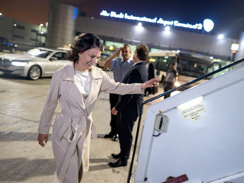 Außenministerin Annalena Baerbock nahm nach dem Abbruch ihrer Reise in die Pazifik-Region einen Linienflug ab Dubai. - Foto: Sina Schuldt/dpa