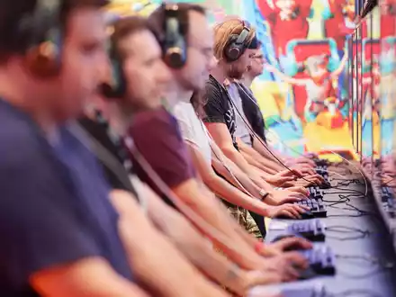 Messebesucher der Computer- und Videospielemesse «Gamescom» im August 2022 in Köln. - Foto: Oliver Berg/dpa