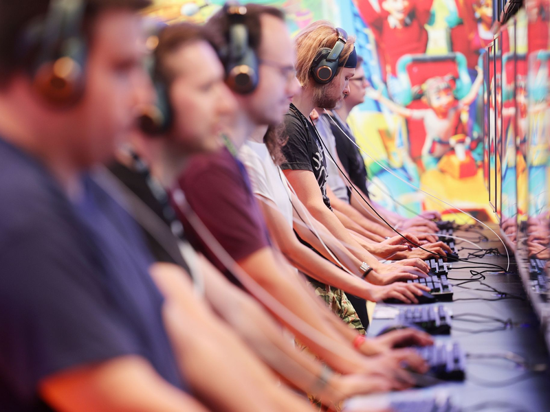 Messebesucher der Computer- und Videospielemesse «Gamescom» im August 2022 in Köln. - Foto: Oliver Berg/dpa