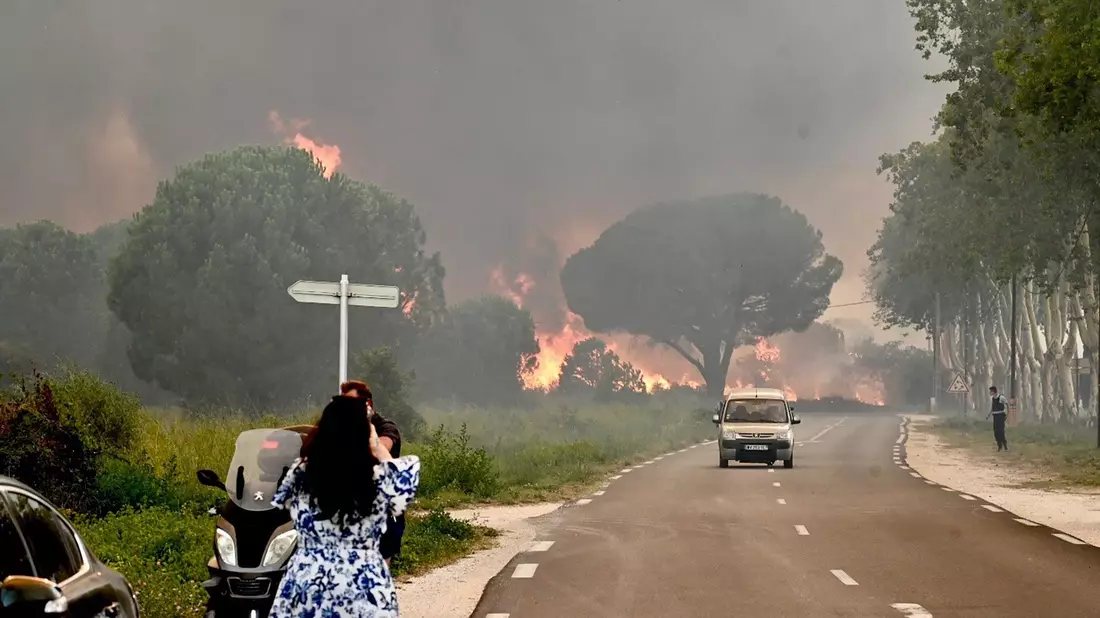 Camper in Saint-André mussten wegen eines Brands evakuiert werden. - Bild: Raymond Roig/AFP/dpa