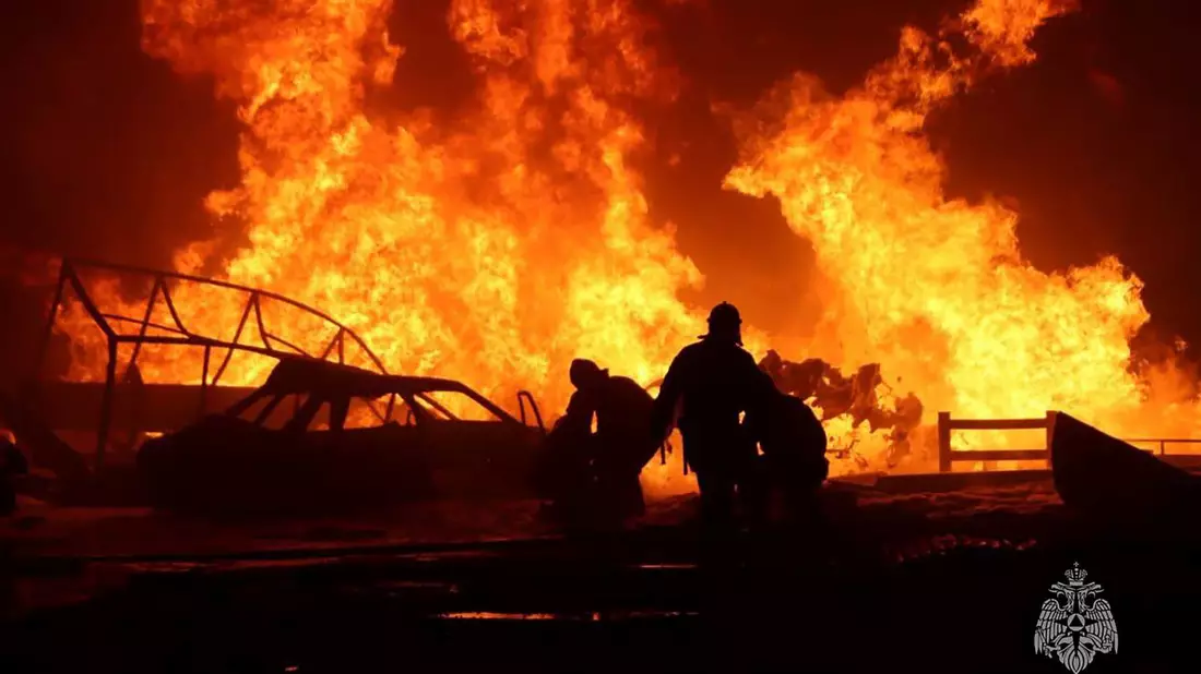 Feuerwehrleute löschen den Brand nach einer Explosion an einer Tankstelle in Dagestan. - Bild: Uncredited/Russian Emergency Ministry Press Service/AP/dpa