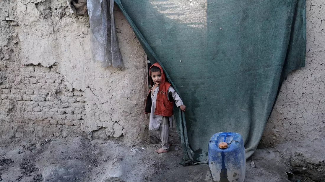 Zwei Jahre nach Machtübernahme der Taliban spitzt sich die Not der Kinder in Afghanistan weiter zu. Das berichtete die Organisation Save the Children. - Bild: Rahmat Gul/AP/dpa