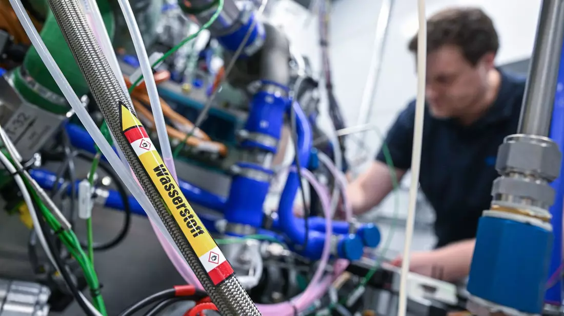 Ein Mitarbeiter des Automobilzulieferers Mahle arbeitet am Stammsitz in Stuttgart an einer Test-Brennstoffzelle. - Bild: Bernd Weißbrod/dpa