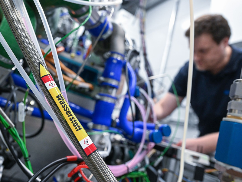 Ein Mitarbeiter des Automobilzulieferers Mahle arbeitet am Stammsitz in Stuttgart an einer Test-Brennstoffzelle. - Foto: Bernd Weißbrod/dpa