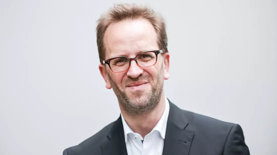 Klaus Müller, Chef der Bundesnetzagentur, musste mehrere Stunden in einem  liegengebliebenen ICE ausharren. - Bild: Christian Charisius/dpa/Archiv