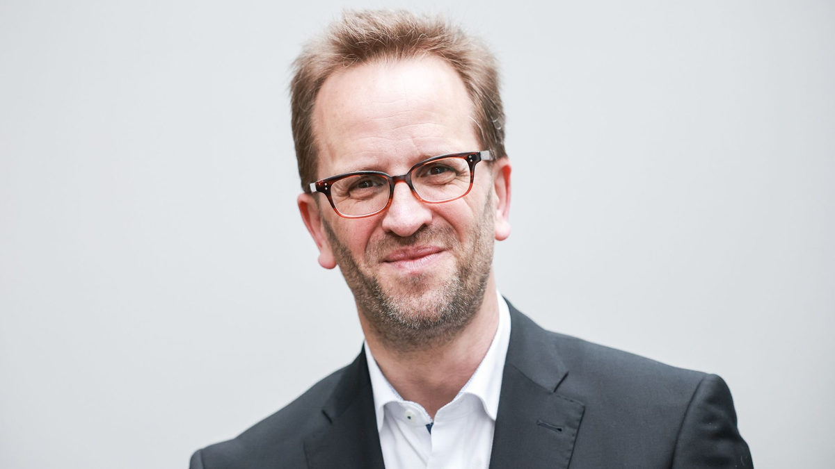 Klaus Müller, Chef der Bundesnetzagentur, musste mehrere Stunden in einem  liegengebliebenen ICE ausharren. - Foto: Christian Charisius/dpa/Archiv