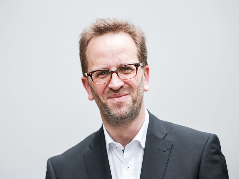 Klaus Müller, Chef der Bundesnetzagentur, musste mehrere Stunden in einem  liegengebliebenen ICE ausharren. - Foto: Christian Charisius/dpa/Archiv