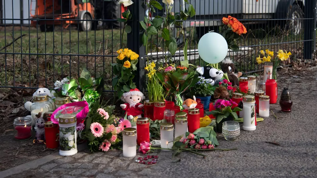 Blumen, Kerzen und Kuscheltiere im Gedenken an eine Fünfjährige in Berlin. - Bild: Paul Zinken/dpa